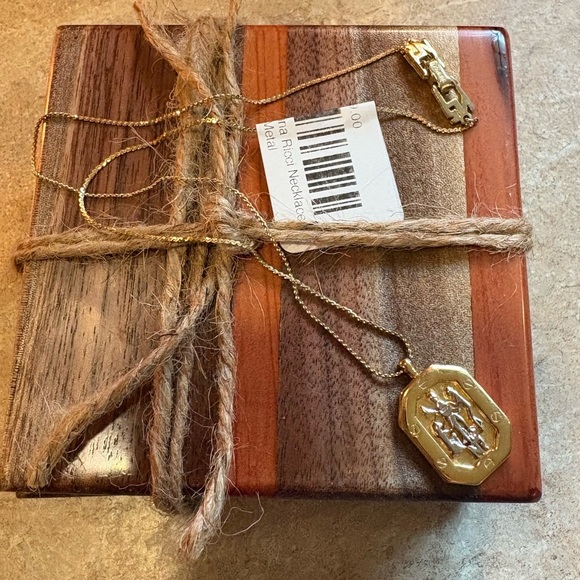 Nina Ricci Gold Necklace - Picture 2 of 8